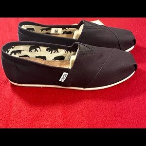 Woman’s Black Canvas Classic size 8.5 - New w/ Tags